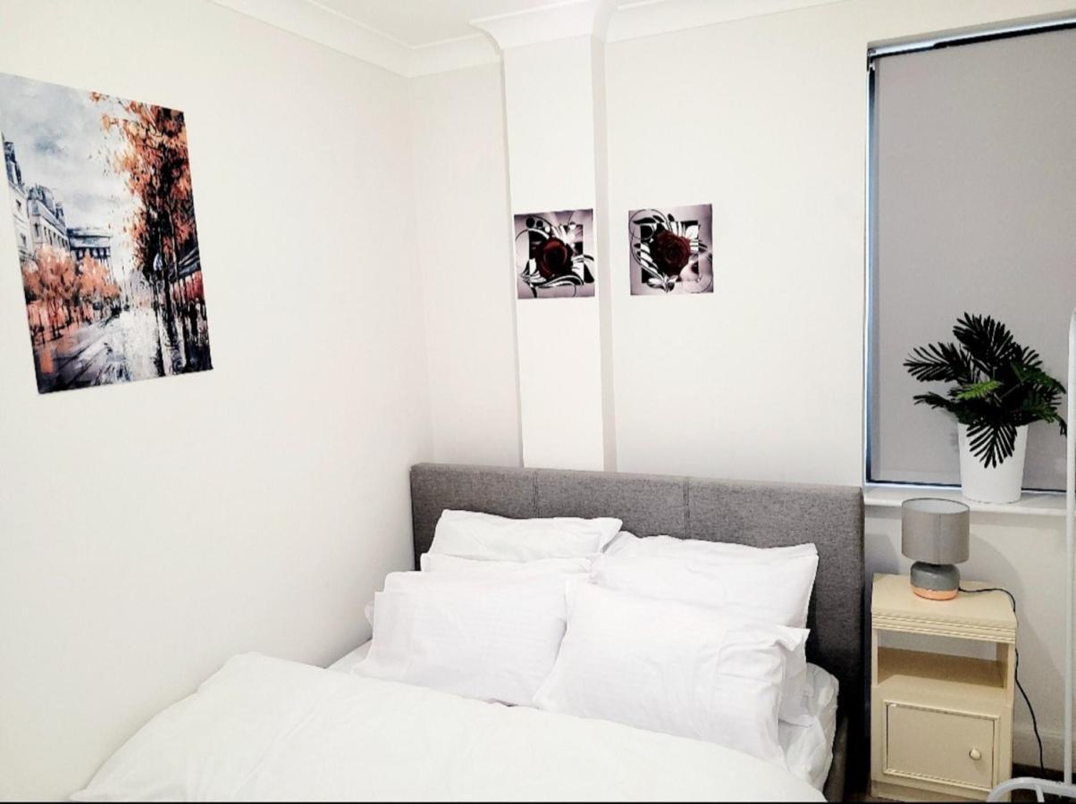 2 Bedroom Apt With 2 Comfortable King Size Beds, Free Private Parking, Easy Access To London West Byfleet ภายนอก รูปภาพ